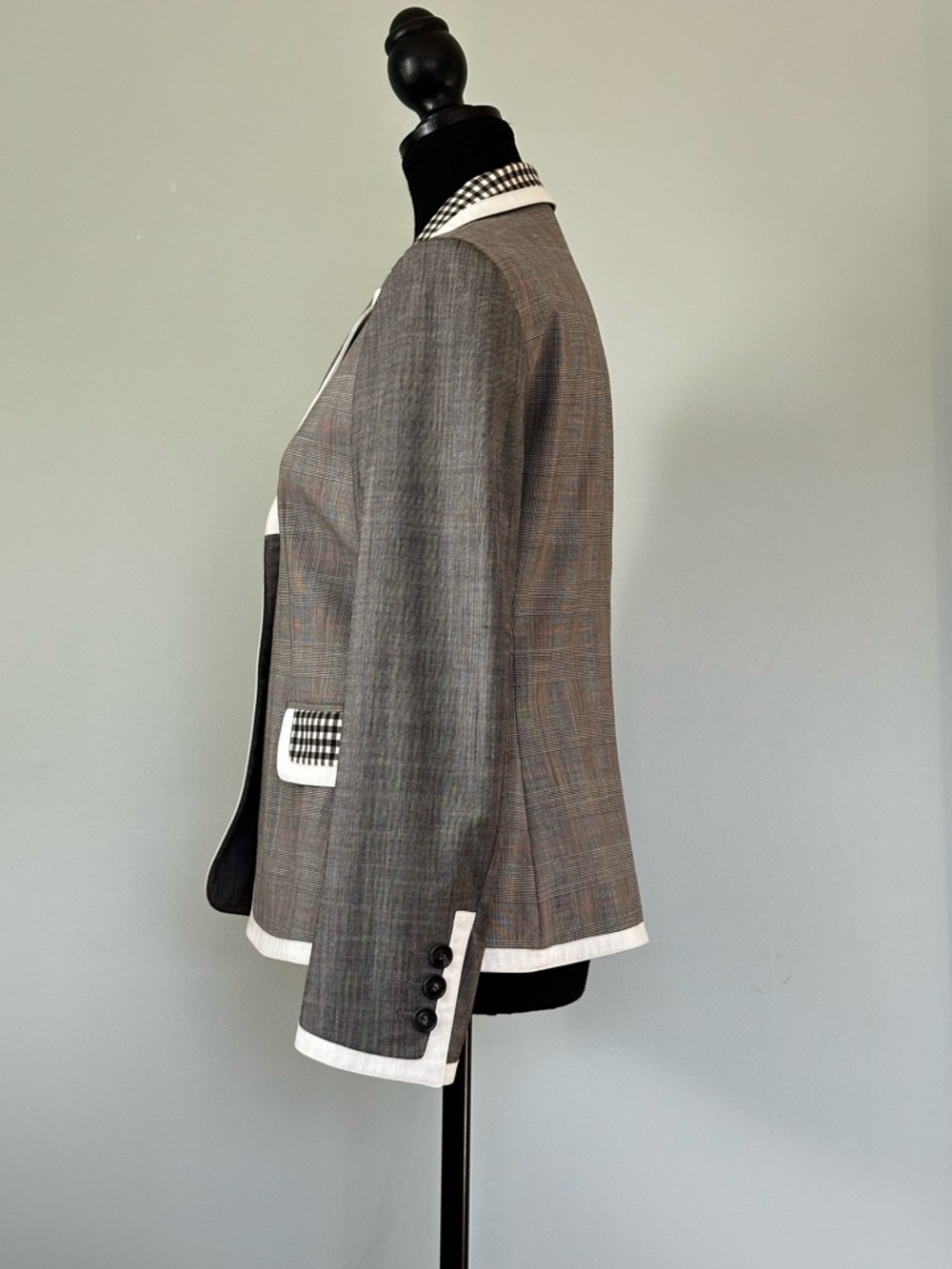 Chic Vintage Moschino Gray Plaid Blazer with White Trim and Gingham Accents - Picture 8 of 15